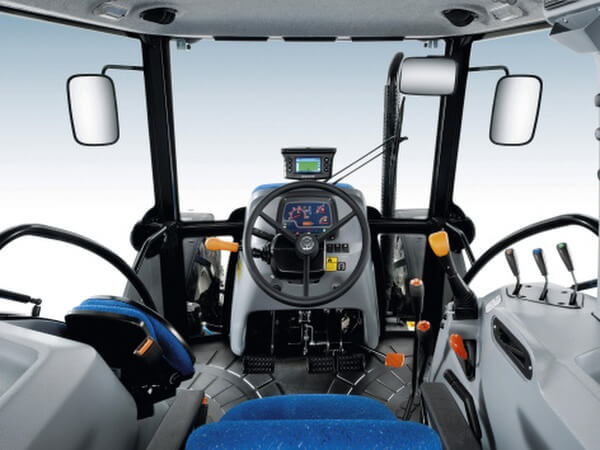 NEW HOLLAND интериор